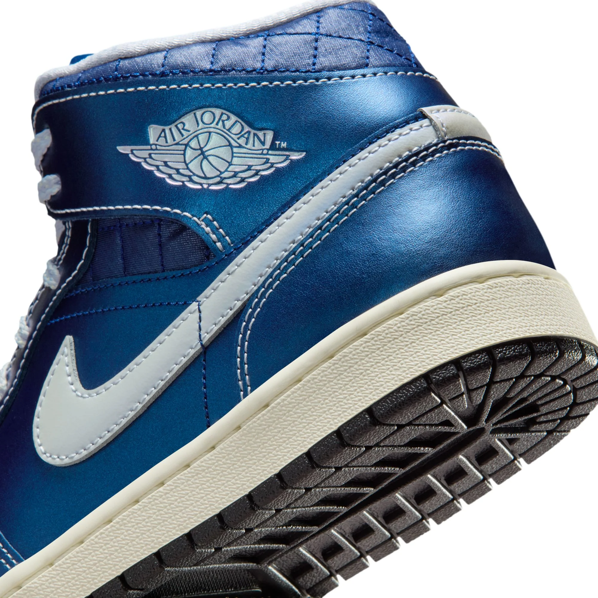 W AIR JORDAN 1 MID SE - Image 7